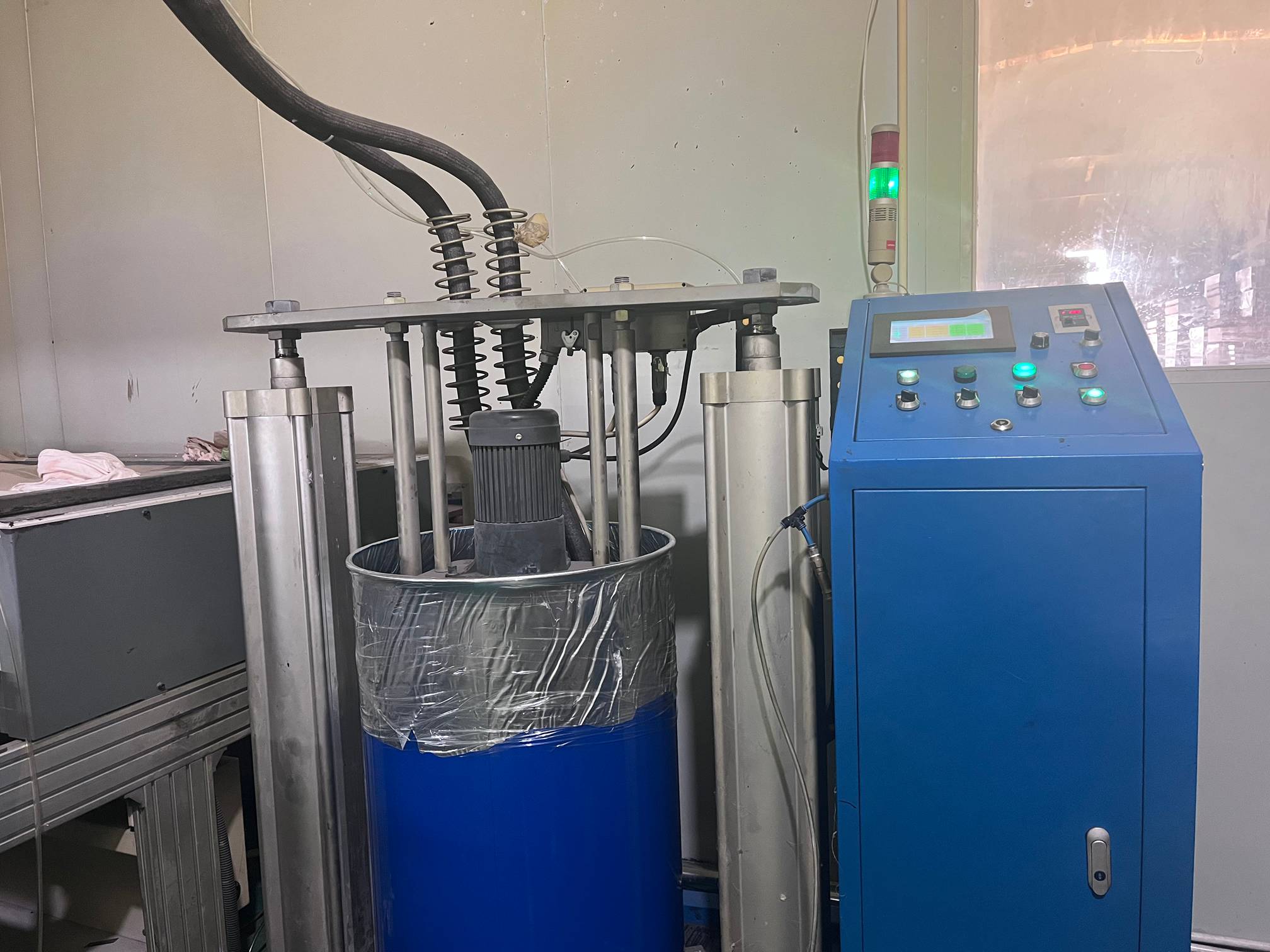Pourquoi Hanhua insiste pour utiliser la colle Henkel PUR 6902 sur le laminage des placages