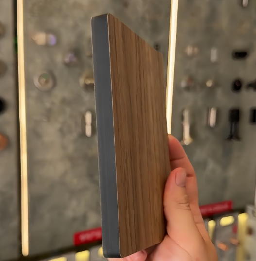 Stratifié compact